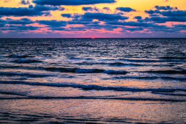 Yazın baltık denizinde gün batımı