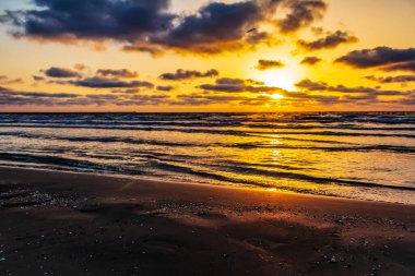 Sahilde gün batımı Renkli bir günbatımı