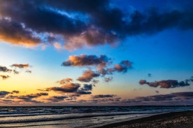 Denizin üzerinde gün batımı