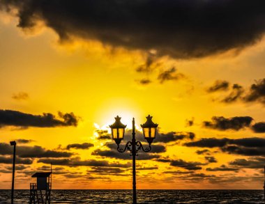 Akşamları güzel bir sahilde gün batımı