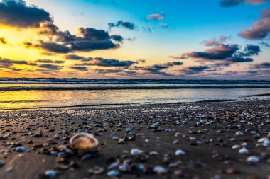 Denizin üzerinde güzel bir gün batımı