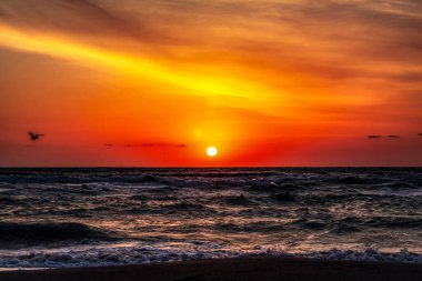 Akdeniz kıyısında günbatımı