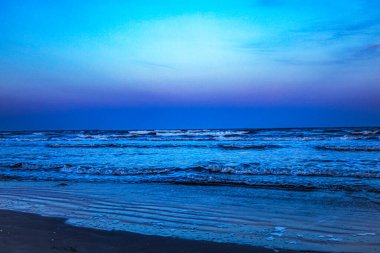 Denizin üzerinde güzel bir gün batımı