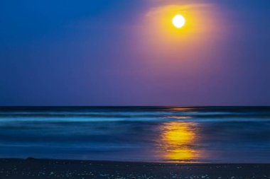 Denizin üzerinde güzel bir gün batımı