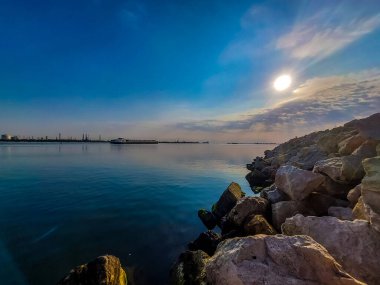 Güzel deniz manzarası ve akşam iskelesi.