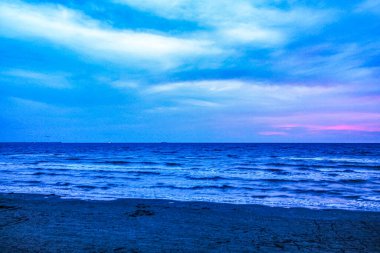 Denizin üzerinde güzel bir gün batımı