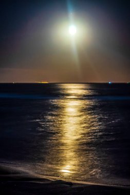 Ay denize yansıdığı zaman,.