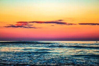 Denizde renkli gün batımı