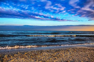 Baltık Denizi 'nde gün batımı, güzel günbatımı, doğa ve arka plan.