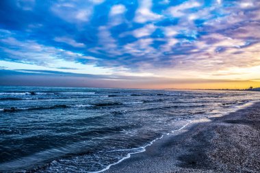 Denizde güzel bir gün batımı.