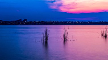 Gölün üzerinde güzel bir gün batımı