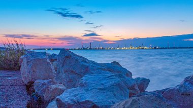 Denizin üzerinde gün batımı