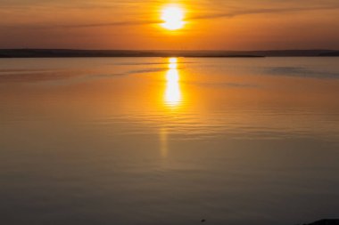 Denizin üzerinde gün batımı