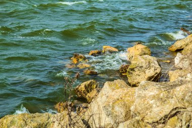Sudaki deniz dalgaları ve taşlar