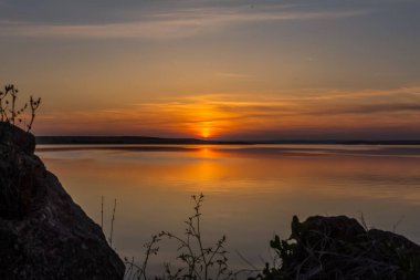 Yazın gün batımında gölde