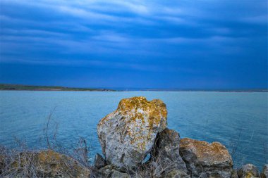Gölün üzerinde güzel bir gün batımı
