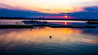 Denizin üzerinde gün batımı