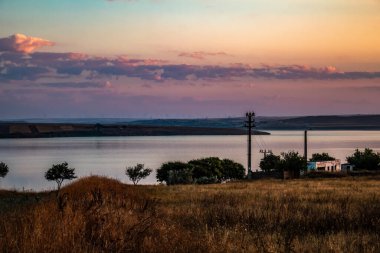 Gölün üzerinde gün batımı