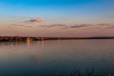 Nehirde güzel bir gün batımı