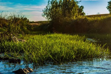 Dağlarda gölü olan güzel bir manzara.