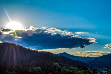 Dağlarda güzel bir gün batımı