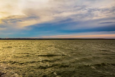 Deniz kıyısının güzel manzarası