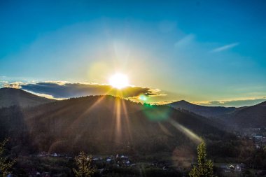 Dağların ardında güzel bir gün batımı