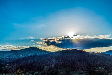 Dağ manzarasında güzel bir gün batımı. Karpatlar
