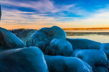 Kış mevsiminde donmuş göl