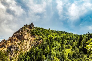 Dağları olan güzel bir manzara