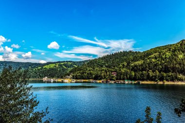 Yazın gölün güzel manzarası