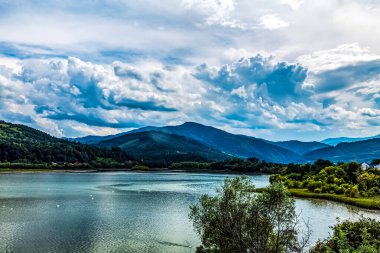 Dağlardaki güzel göl manzarası