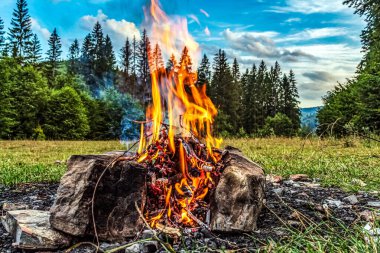 Kamp ateşinde şenlik ateşi