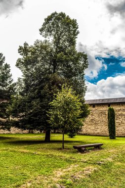 Ormanın ortasındaki şato..