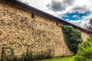 Fransa 'da büyük pencereli eski taş duvar