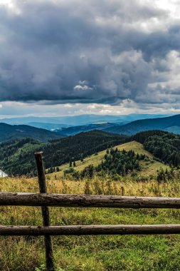 Nehir ve gölü olan güzel bir manzara.