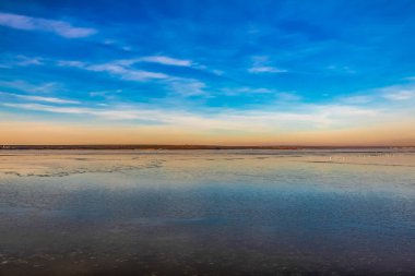 Gölün üzerinde güzel bir gün batımı