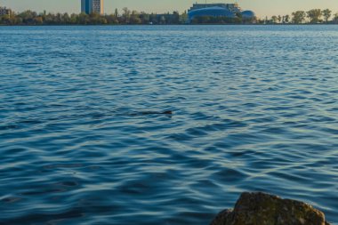 Mavi gökyüzü ve bulutlar gölün su yüzeyine yansıdı.