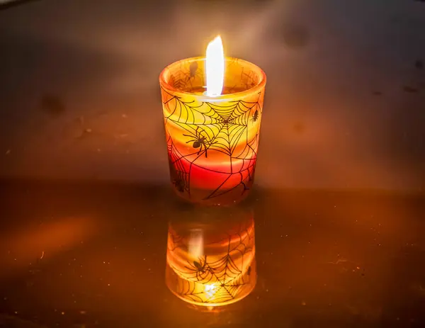 Masanın üzerinde mum şeklinde yanan bir mum.