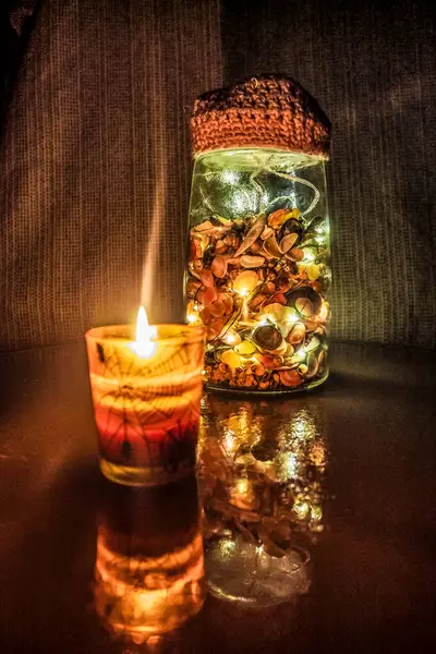 Siyah arkaplanda mum ve dekorasyon yakmak.