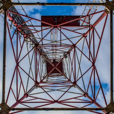 Yüksek voltaj iletim kulesi.