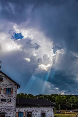 Dağlarda küçük bir evi olan güzel bir manzara.