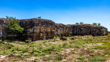 Mavi gökyüzü ile eski kalıntılar