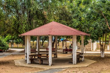 Parkta bank olan güzel bahçe.