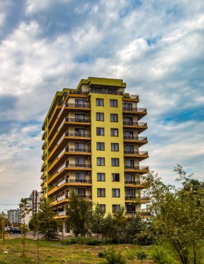 Gökyüzünün altındaki apartman