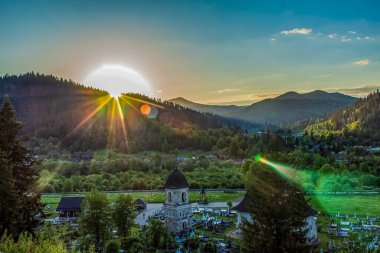 Dağların üzerinde güzel bir gün batımı