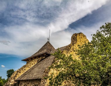 Mavi gökyüzü olan eski ortaçağ kalesi