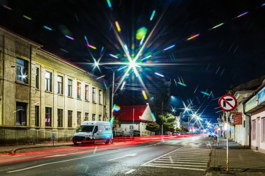Gece manzarası, hareket halindeki arabalar, trafik ışıkları.