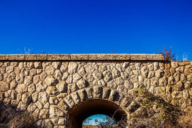Kuzey İsrail 'in dağlarında taş bir köprü.