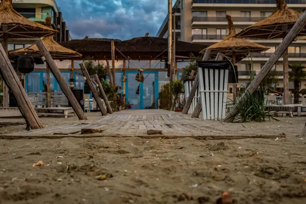 Şemsiyeli, şemsiyeli ve sandalyeli plaj sahnesi